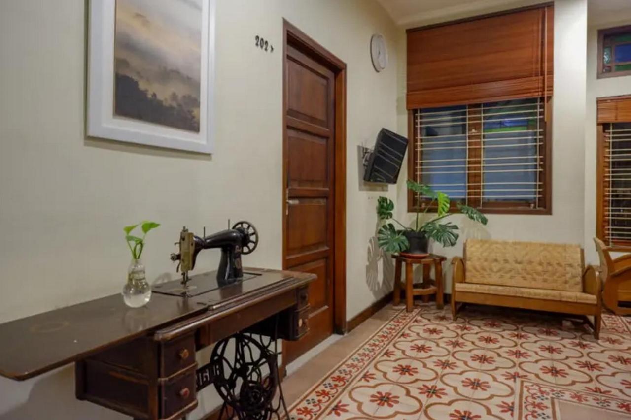 Urbanview Rumah Kandjani Yogyakarta Kejayan Esterno foto
